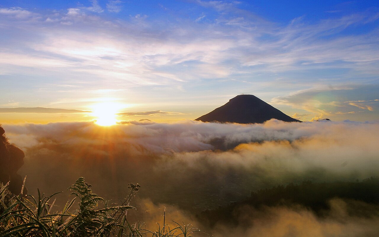 Sunrise_di_Bukit_Sikunir