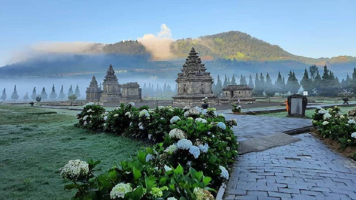 penampakan-bangunan-candi-di-komplek-wisata-Candi-Arjuna-e1638334989524